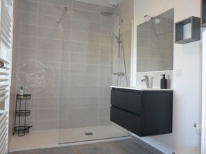 Hair dryer, towels - La Maison Keribin 4****, Luxury traditional self catering cottage with its private Jacuzzi (Min stay 3 nights) (MOELAN SUR MER)