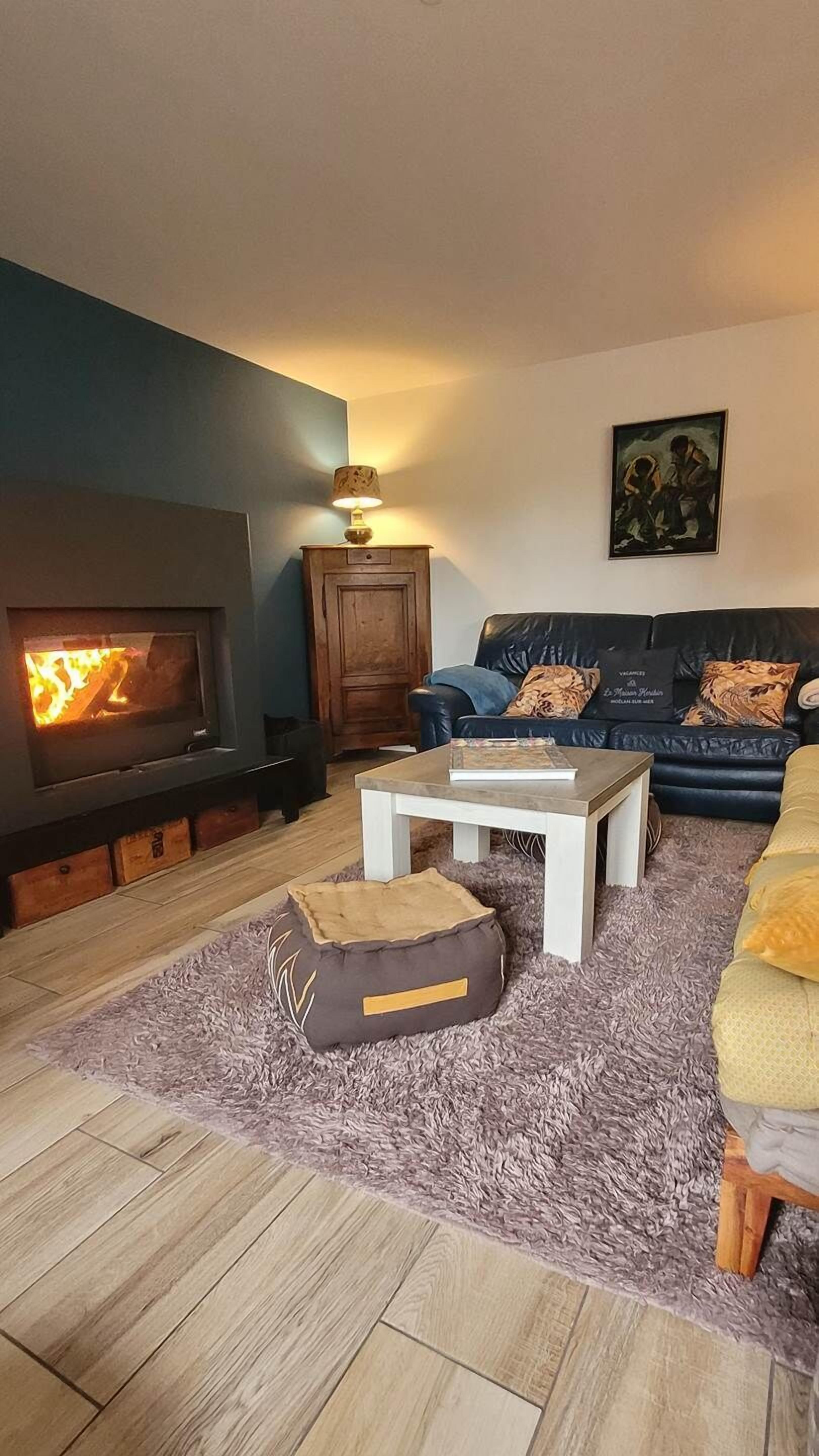 Televisión, chimenea y estéreo 