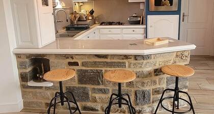 La Maison Keribin 4****, Luxury traditional self catering cottage with its private Jacuzzi (Min stay 3 nights)