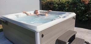 Outdoor spa tub - La Maison Keribin 4****, Luxury traditional self catering cottage with its private Jacuzzi (Min stay 3 nights) (MOELAN SUR MER)