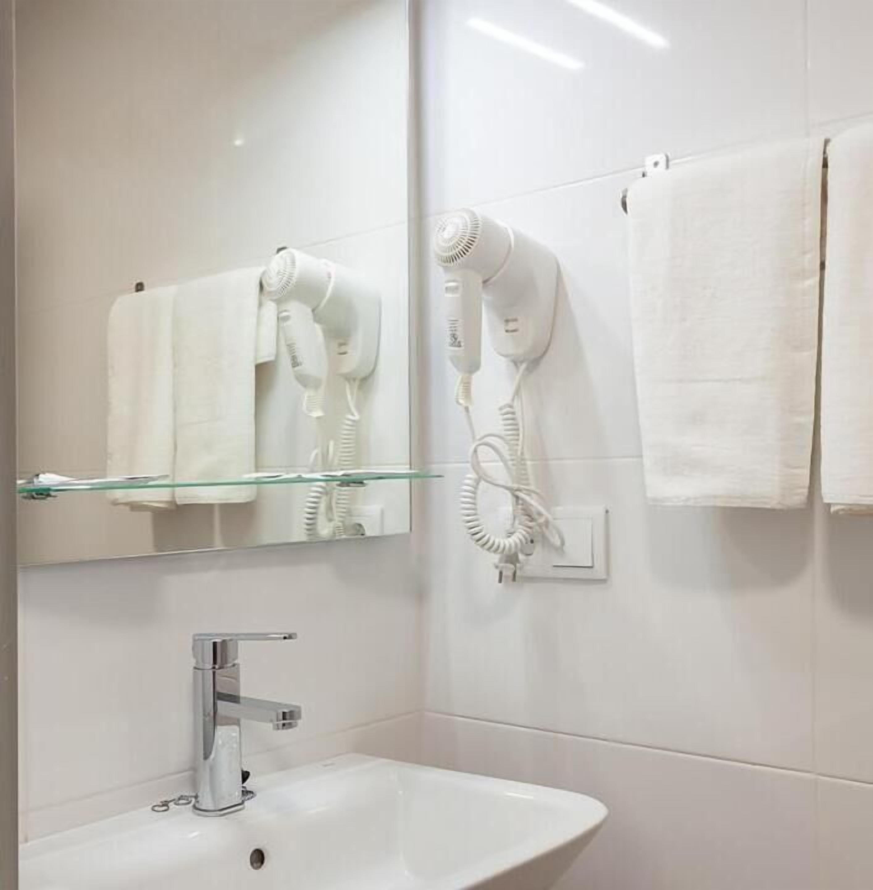 Ducha, artículos de higiene personal gratuitos y secador de pelo