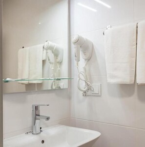 淋浴设施、免费洗浴用品、吹风机、毛巾