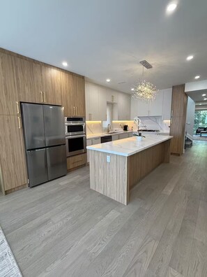 Private kitchen - Elegant 4-Bed, 6-Bath Luxury Retreat (Markham)