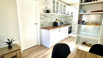 Een microgolfoven, een oven, een kookplaat, een vaatwasser