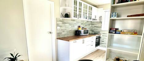 Mikrovågsugn, ugn, spishäll och diskmaskin