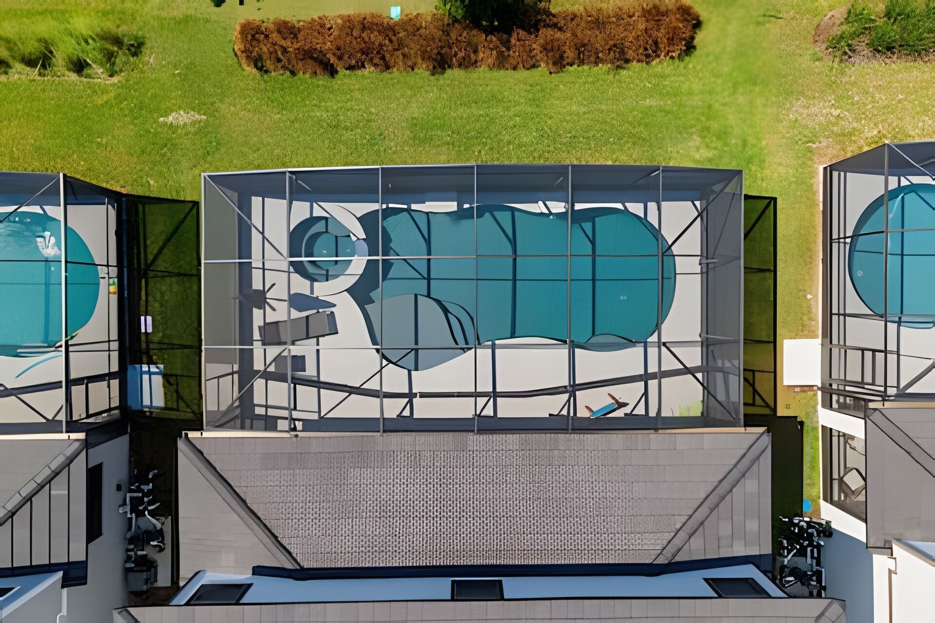 Un edificio moderno con piscina en la azotea, rodeado por una cerca de metal.