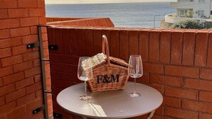 Outdoor dining - Mor Awel Coastal Calm in Rotherslade, Mumbles (Newton)