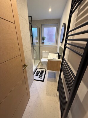 تجهيزات دش، مناشف، صابون، ورق حمّام