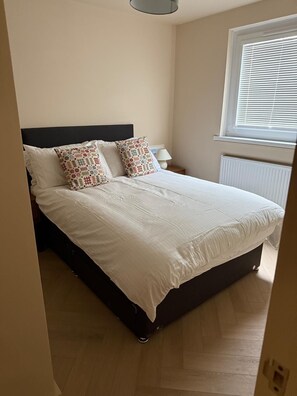 2 عدّة غرف نوم ومكواة/لوح كي وواي فاي وملاءات أسرّة