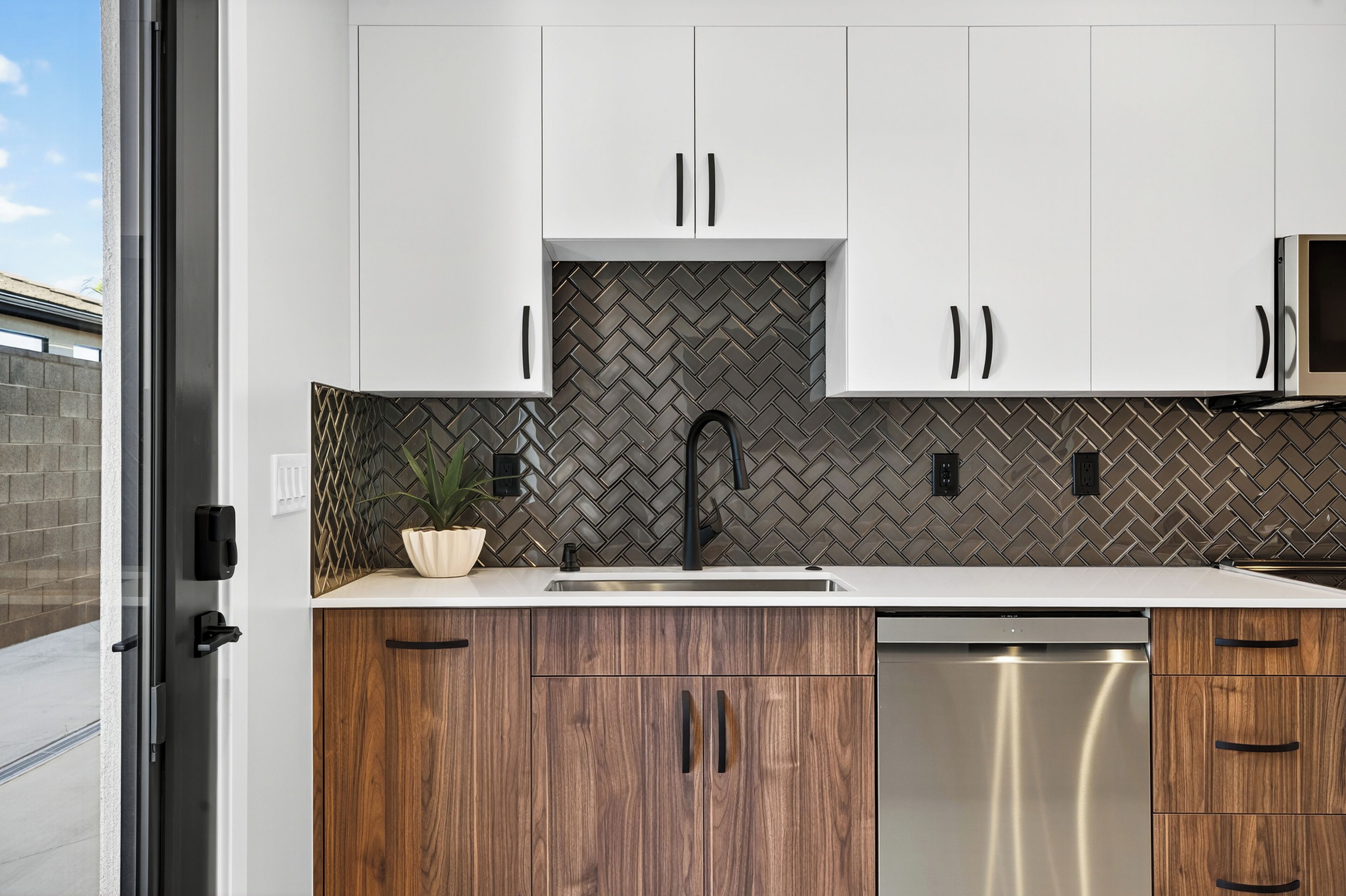 Microondas, horno, placa de cocina y lavavajillas