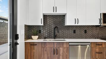 Microondas, horno, placa de cocina y lavavajillas