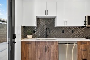 Microondas, horno, placa de cocina y lavavajillas