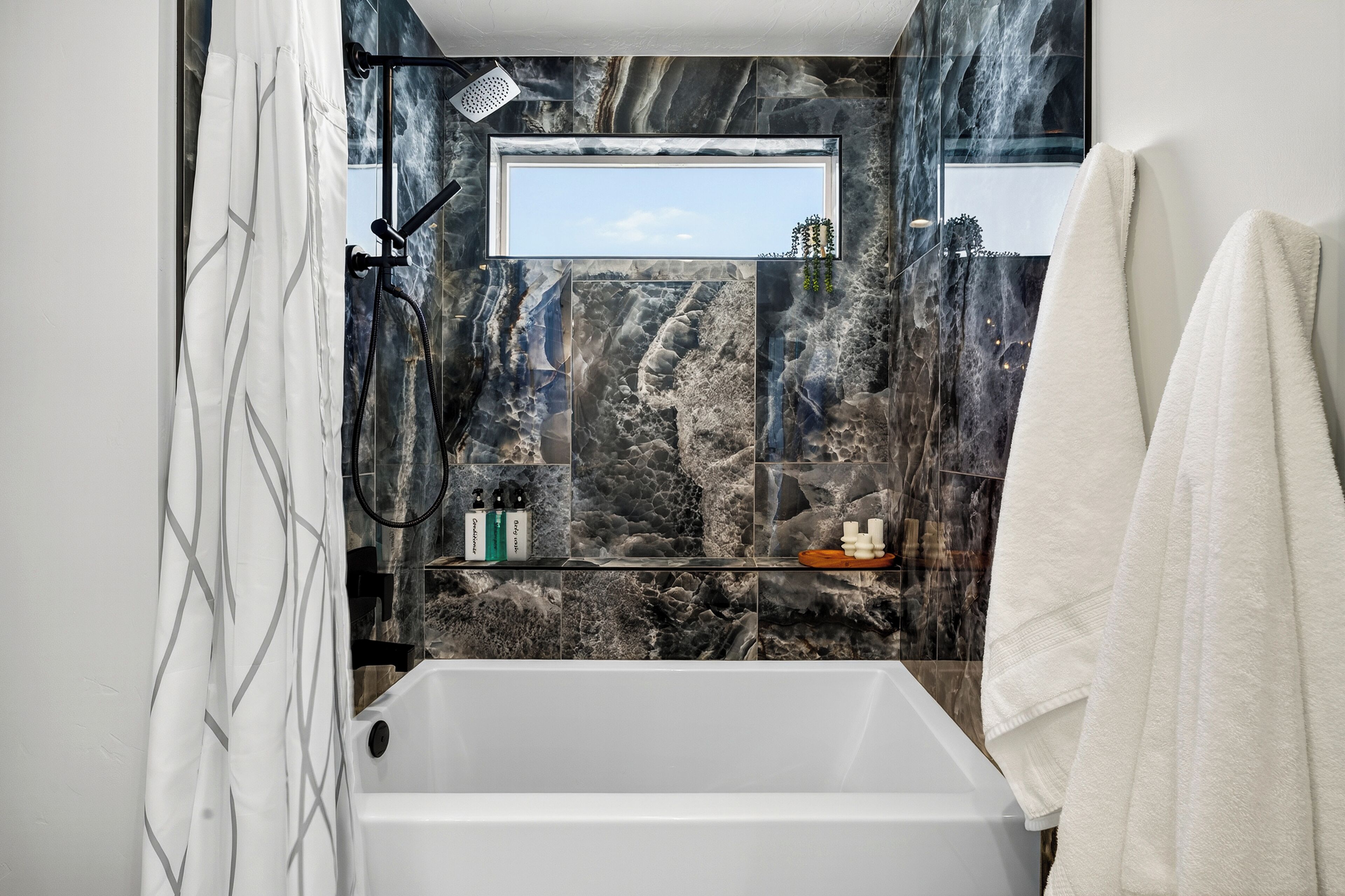 Haartrockner, Handtücher, Seife, Toilettenpapier