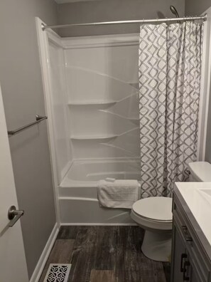 Shower, hair dryer, towels, soap - A solar home, close in, great for families! (Bowling Green)