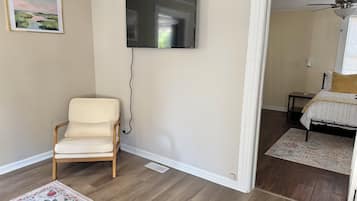 2 habitaciones, escritorio y tabla de planchar con plancha