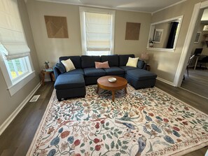 智能电视、书、电脑显示器