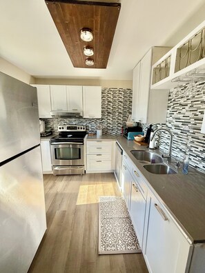 Refrigerador, microondas, horno y parrilla de estufa 