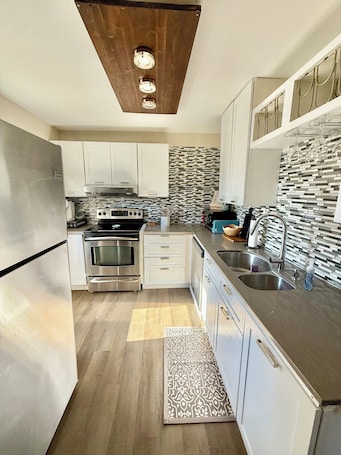 Fridge, microwave, oven, stovetop. Rock Hill Stay, Play, and Stroll