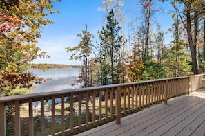 Property grounds - 4BR Lakefront Home | Kayaks, Fire Pit & Views (Hawks)