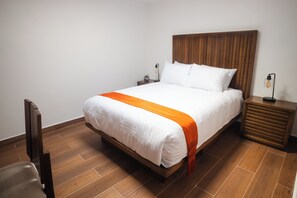 Deluxe Single Room, 1 Queen Bed, No Windows | Premium bedding, pillow-top beds, in-room safe, individually decorated - La Casa del Mural (Mexico City)