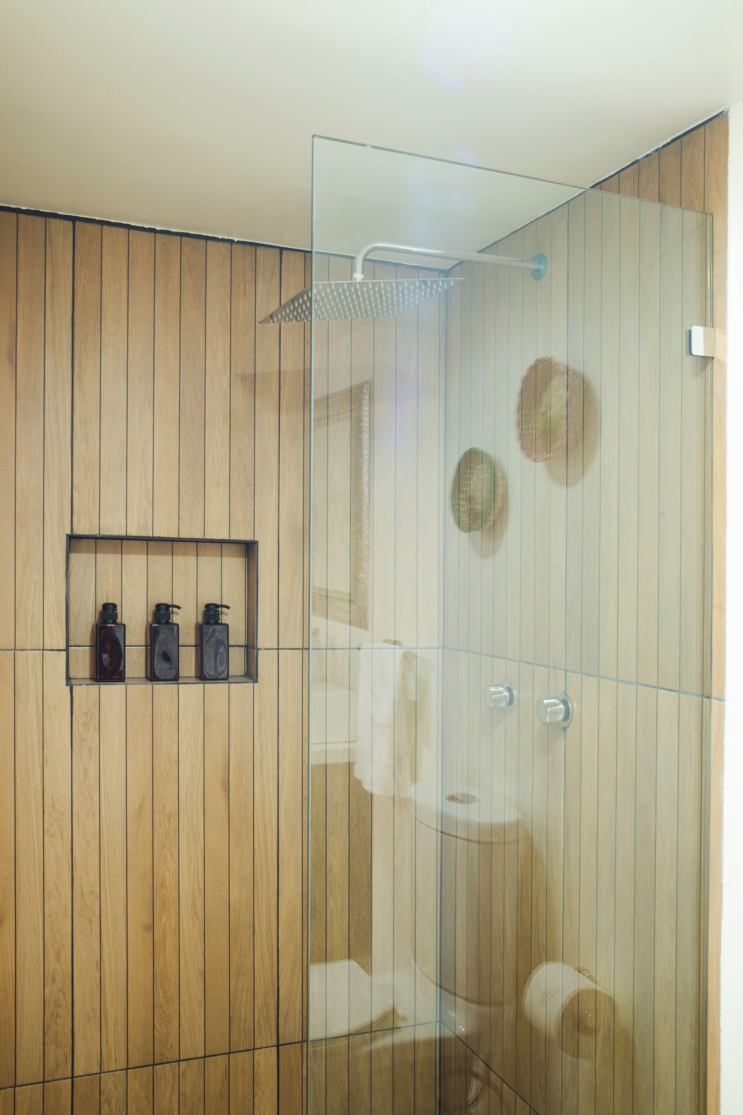 Deluxe-Zimmer, 1 Queen-Bett, ohne Fenster | Badezimmer | Dusche, Regendusche, Haartrockner, Handtücher