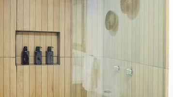 Deluxe-Zimmer, 1 Queen-Bett, ohne Fenster | Badezimmer | Dusche, Regendusche, Haartrockner, Handtücher