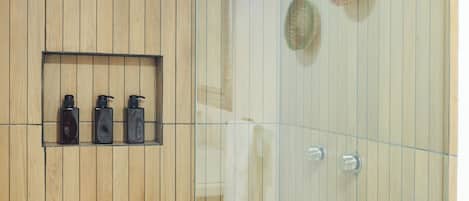 Habitación Deluxe, 1 cama Queen size, sin ventanas | Baño | Regadera, regadera tipo lluvia, secadora de cabello, toallas