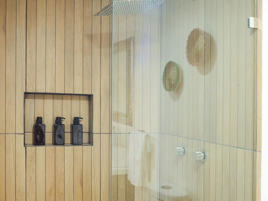Deluxe-Zimmer, 1 Queen-Bett, ohne Fenster | Badezimmer | Dusche, Regendusche, Haartrockner, Handtücher