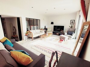 Télévision, cheminée, livres