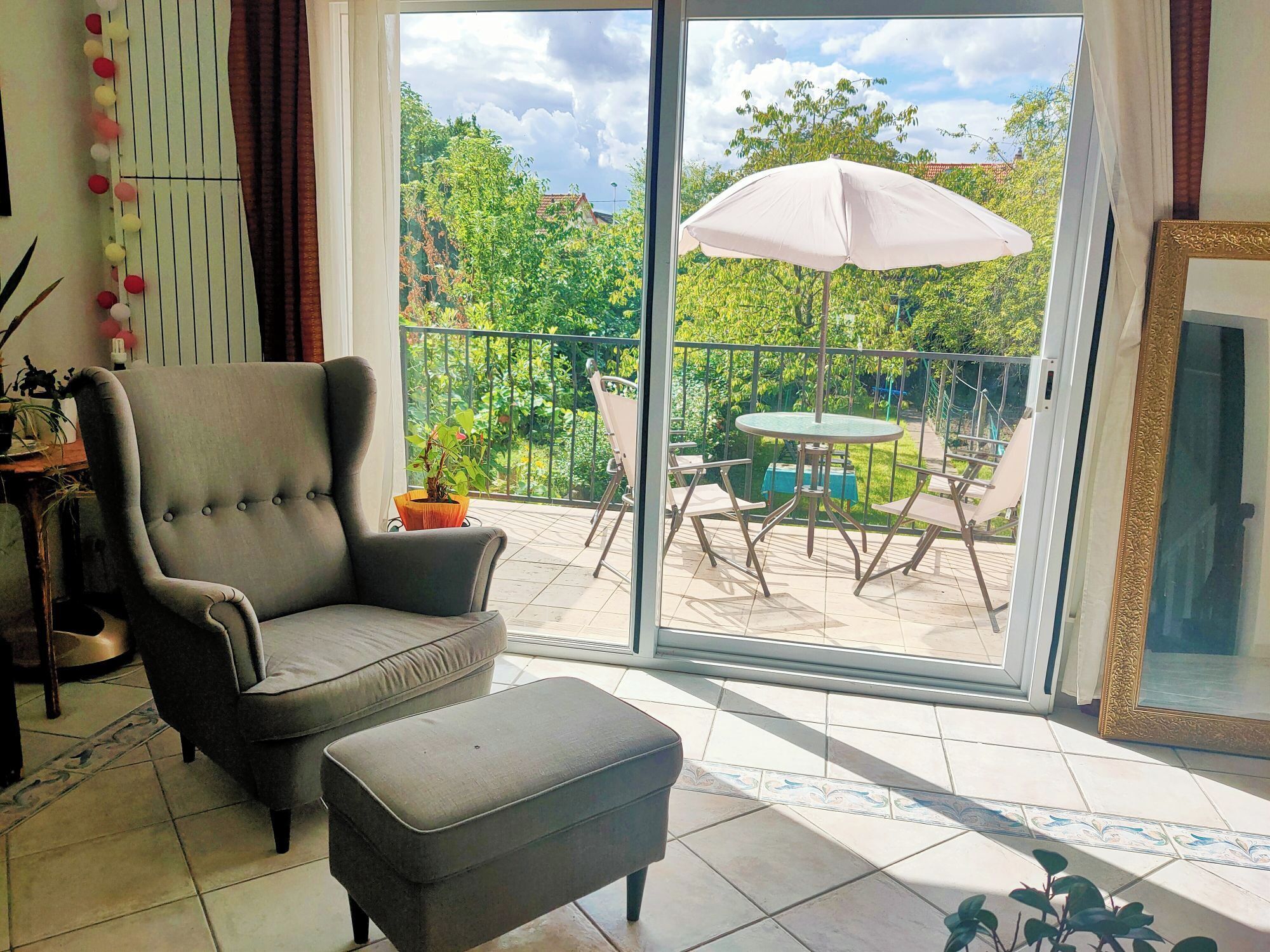 Télévision, cheminée, livres