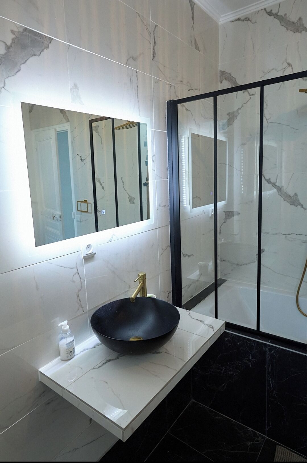 Douche, sèche-cheveux, serviettes fournies, savon
