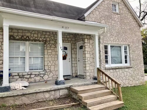 Cozy Apartment in the heart of town. Monthly min.