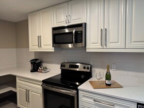 Mikrowelle, Ofen, Herdplatte, Geschirrspüler