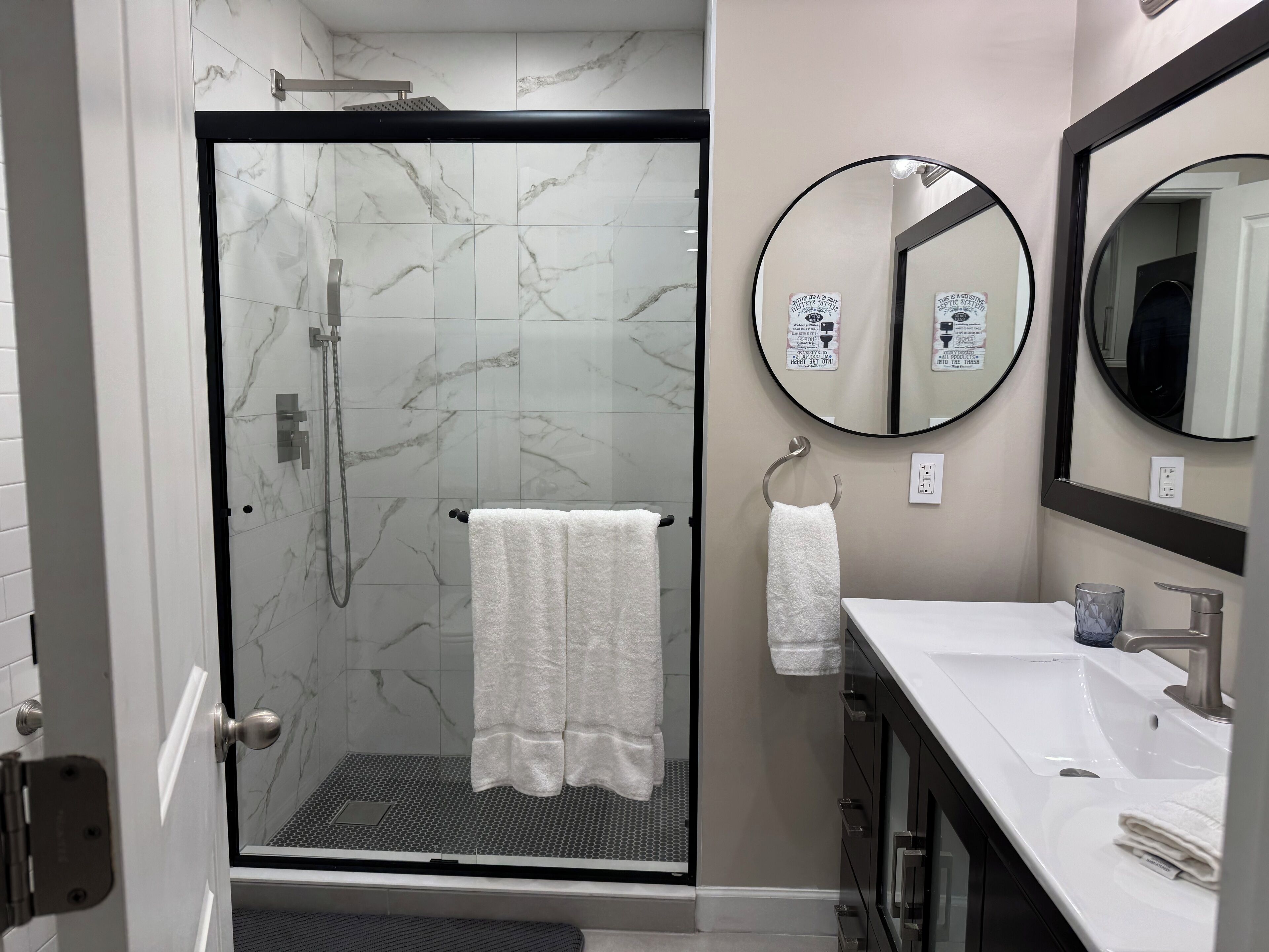 吹风机、毛巾、肥皂、卫生纸