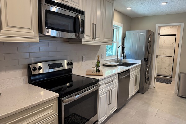 Microondas, horno, placa de cocina y lavavajillas