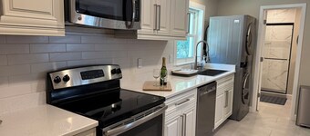 The "No-Chore" Suite: Vista Vibes 5 mins from Lake Dora with boat parking