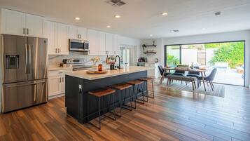 Jääkaappi, mikroaaltouuni, uuni, liesi