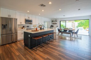 Jääkaappi, mikroaaltouuni, uuni, liesi