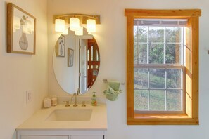 Hair dryer, towels - Hike & Unwind, Peaceful Wooded Retreat in Newport (Newport)