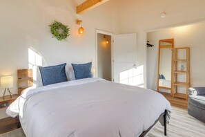 2 bedrooms, Internet, bed sheets - Hike & Unwind, Peaceful Wooded Retreat in Newport (Newport)