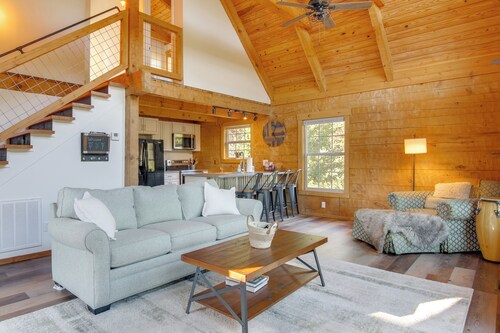 Hike & Unwind, Peaceful Wooded Retreat in Newport