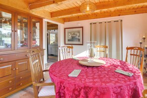 Dining - Hike & Unwind, Peaceful Wooded Retreat in Newport (Newport)