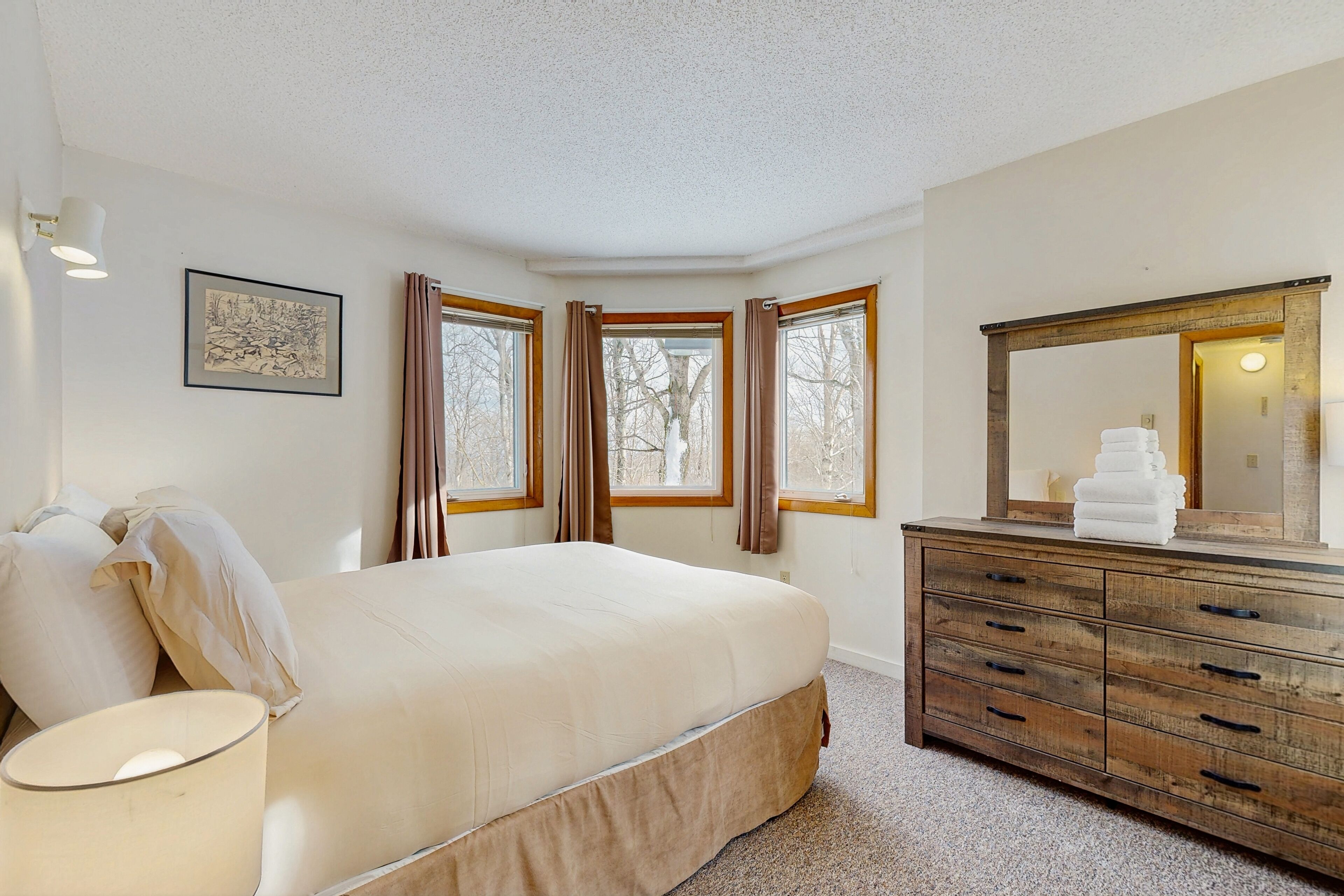 Tabla de planchar con plancha, internet y ropa de cama 