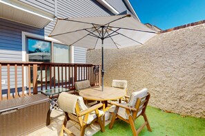 Outdoor dining - Ground-floor condo near the beach w/shared pool, large private patio, AC & WiFi (Ocean City)