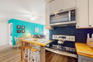 Fridge, microwave, oven, stovetop - Ground-floor condo near the beach w/shared pool, large private patio, AC & WiFi (Ocean City)