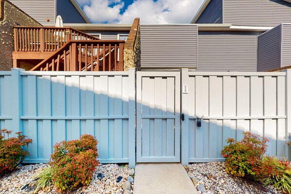 Property grounds - Ground-floor condo near the beach w/shared pool, large private patio, AC & WiFi (Ocean City)