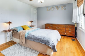 3 bedrooms, desk, iron/ironing board, internet