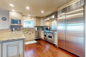 ثلاجة، ميكروويف، فرن، موقد طهي مسطح