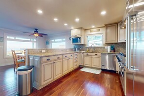 ثلاجة، ميكروويف، فرن، موقد طهي مسطح