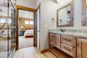 5 quartos, acesso à internet, roupa de cama